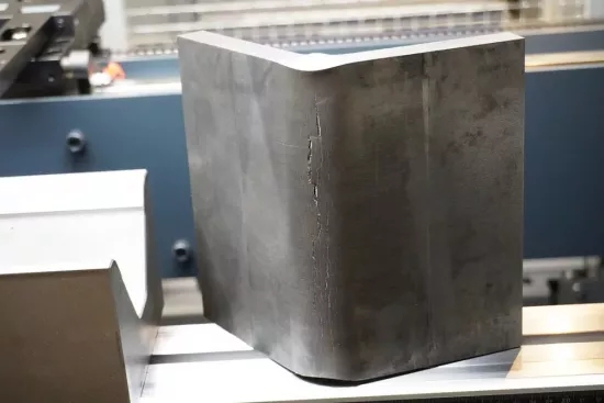 彎曲高速鋼的挑戰(zhàn)之一是，當(dāng)使用具有太小的 V 形開口的模具彎曲這種材料時(shí)，沿外側(cè)彎曲半徑可能會(huì)出現(xiàn)裂紋