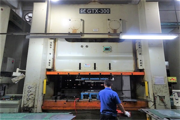 五金沖壓模具廠(chǎng)