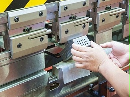 五金沖壓廠家，沖壓件排樣時(shí)要注意什么？