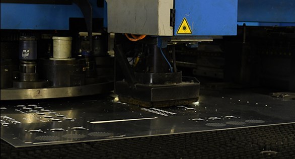 沖壓機(jī)對(duì)于切割相對(duì)簡(jiǎn)單的零件特別有效，否則零件將被激光或水刀切割