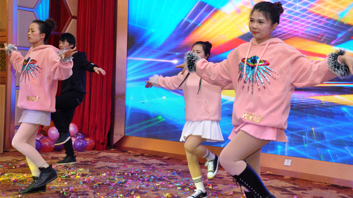 各部門經(jīng)理活動現(xiàn)場門口迎賓