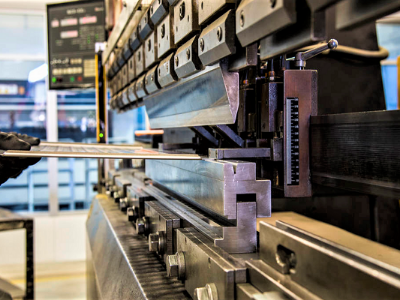 五金沖壓模具加工廠，如何處理沖壓件裂紋和翹曲？